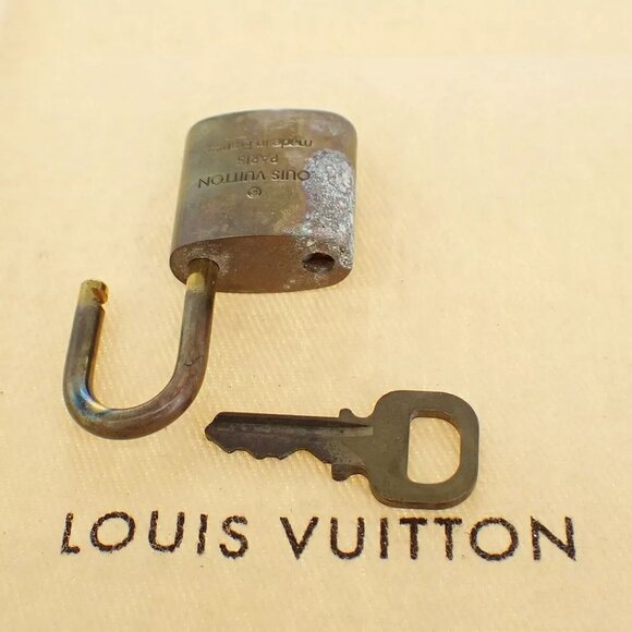 LOUIS VUITTON LV 10 SET PADLOCK KEY BAG CHARM CADENA GOLD PLATED FRANCE - Picture 4 of 5